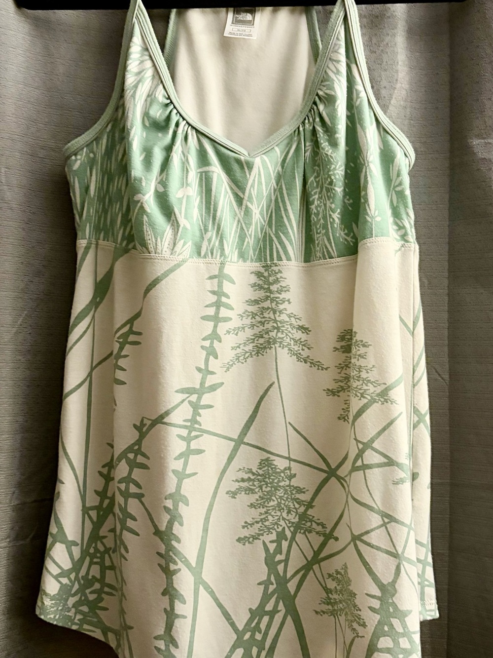✨3/$20 bundle Light Green & Cream Tank w/shelf bra XL